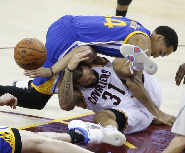 Кливленд је савладао Голден стејт, оборио рекорде и остао у трци за титулу